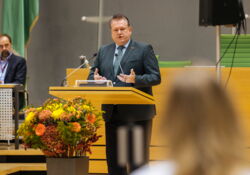 Sächsischer Integrationspreis 2024 Festveranstaltung am 28.10.2024 im Plenarsaal des Sächsischen Landtages Laudatio durch Dr. Andreas Brzezinski, (Hauptgeschäftsführer der Handwerkskammer Dresden)